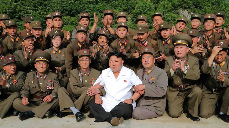 Eines des vielen Bilder, die Staatschef Kim im Kreise seiner Offiziere zeigen.