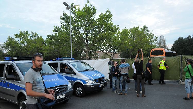 Die Polizei muss am Wochenende in Heidenau sowohl ein "Willkommensfest" absichern als auch möglich Ausschreitungen von rechts eindämmen.