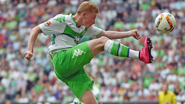 Noch trägt er grün: Kevin De Bruyne im Kampf um den Ball.