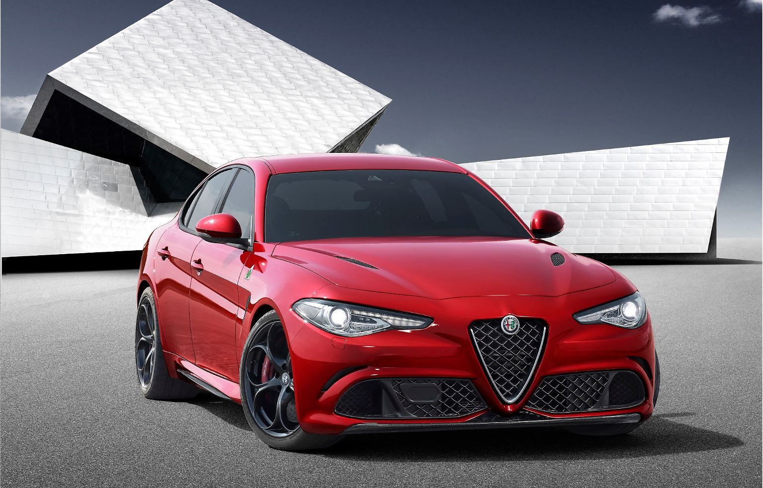 Die IAA ist eine der wichtigsten Automessen weltweit. Insbesondere die europäischen Hersteller rollen hier vom 17. bis  27. September eine ganze Reihe automobiler Stars ins Frankfurter Scheinwerferlicht. Mit der Limousine Giulia will Alfa ab dem kommenden Frühjahr Audi A4, BMW 3er und Mercedes C-Klasse Konkurrenz machen ...
