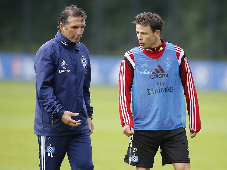 HSV-Coach Bruno Labbadia ist unglücklich darüber, dass die Hamburger von dem vielen Fußballmillionen derzeit nicht profitieren.