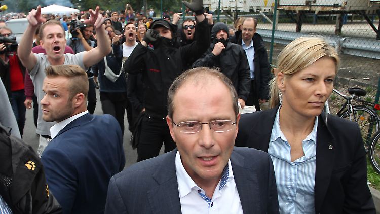 Innenminister Ulbig verlässt das fest nach kurzer Zeit wieder.