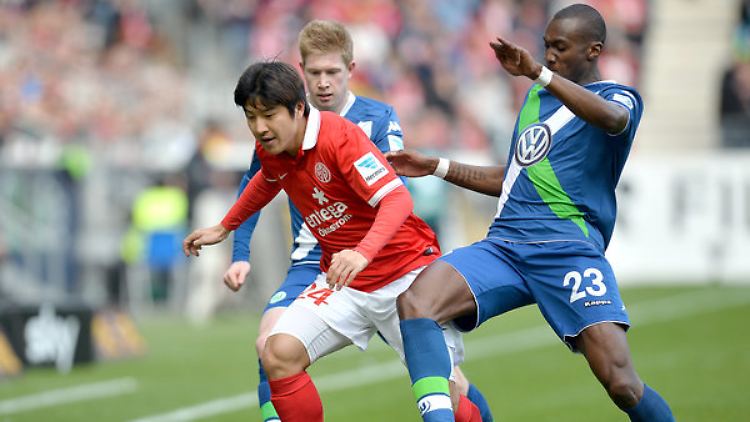 Der Wolfsburger Josuha Guilavogui (r) ist der Einzige auf diesem Bild aus der vergangenen Saison, der noch immer für das gleiche Vereinswappen spielt: Park (l.) geht wohl zum BVB. und de Bruyne irgendwann irgendwohin nach England.