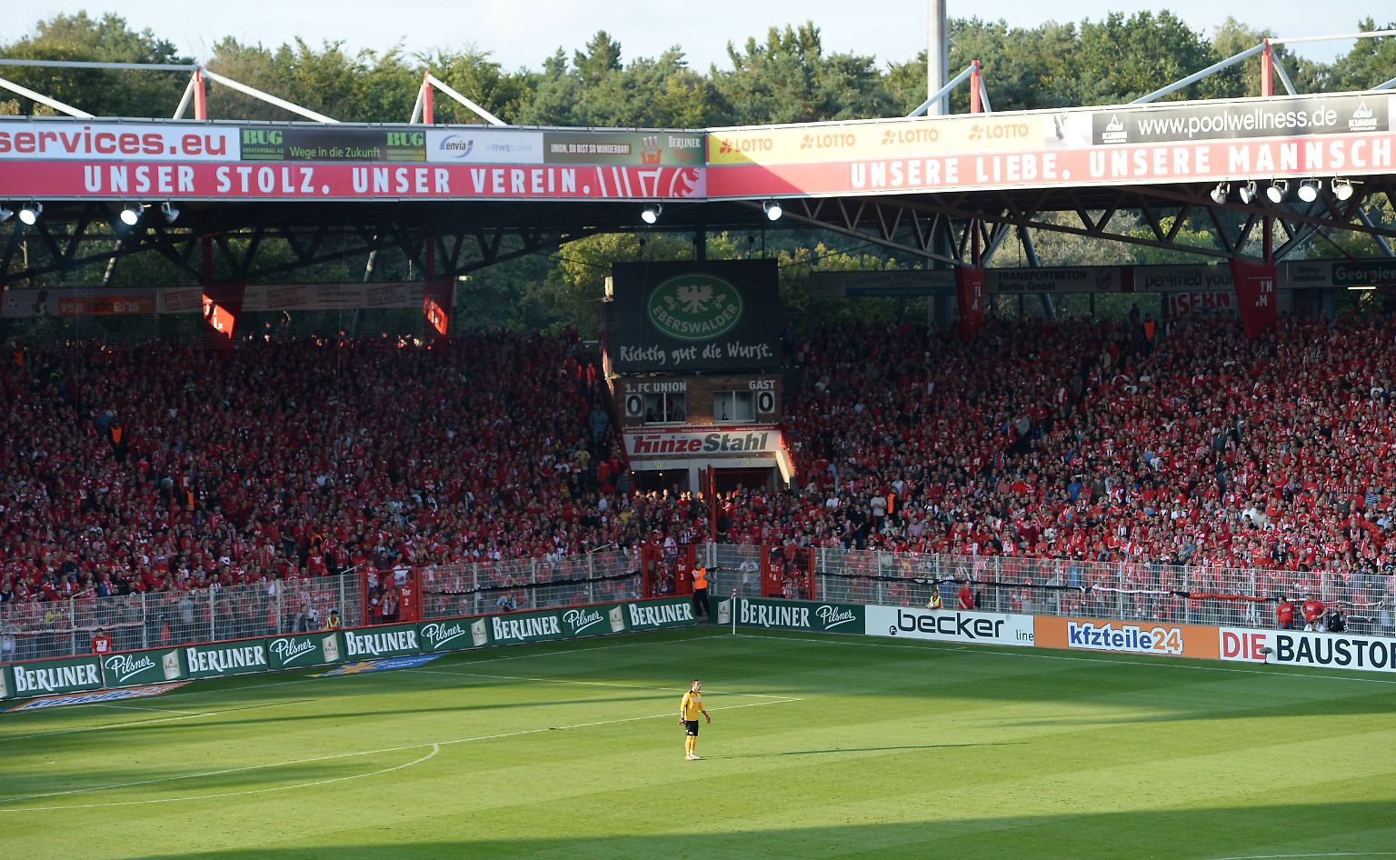 Freitagabend. 18.30 Uhr. Volles Haus in der Alten Försterei. RB aus Leipzig zu Gast. Die Fans hatten sich einmal mehr für einen Protestaktion gegen den ungeliebten Rivalen entschieden: Ein Stadion zeigt sich in rot.