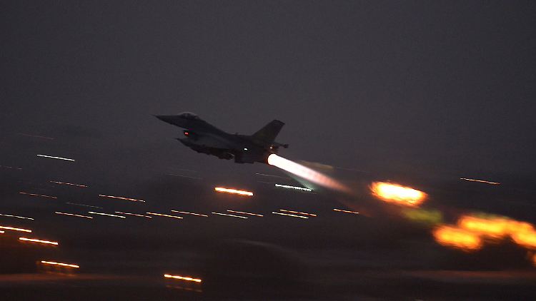 Ein amerikanischer F-16-Jet hebt für einen Luftangriff in Syrien ab. Zusammenstöße mit russischen Maschinen sollen die Piloten vermeiden.