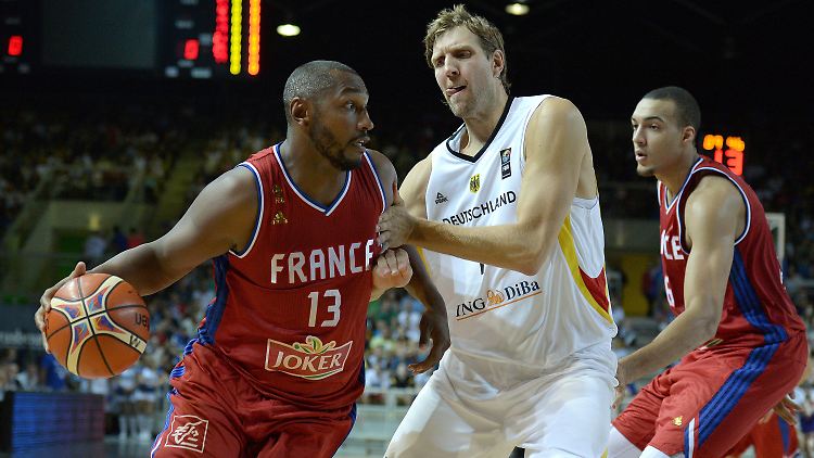 Auch ein Dirk Nowitzki hat keine Zauberkräfte - Boris Diaw zieht am deutschen vorbei.