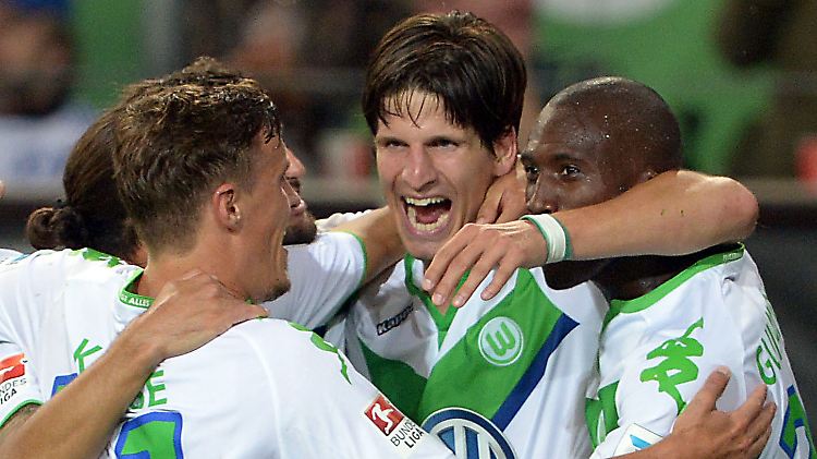 Wolfsburgs Timm Klose (M.) bejubelt seinen Treffer zum 3:0. Max Kruse (l.) und Josuha Guilavogui freuen sich mit. 