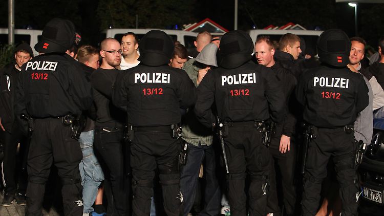 Die Polizei stellte in Heidenau die Personalien von etwa 100 Asylgegnern fest.