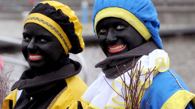 Fürsprecher des "Zwarten Piet" sagen, dieser sei nur schwarz vom Ruß, weil er beim Ausliefern der Geschenke durch den Kamin krabbele.