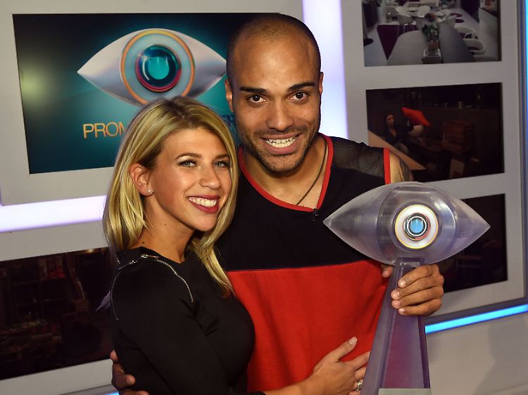 David Odonkor und seine Frau Suzan freuen sich beim Finale der Sat1 Show "Promi Big Brother" über Odonkors Sieg.