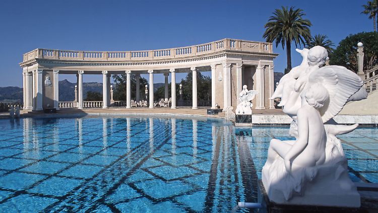 Der Pool gehört zum Hearst Castle, einem schlossartigen Anwesen, das in den 20er Jahren von einem vermögenden Zeitungsverleger erbaut wurde.