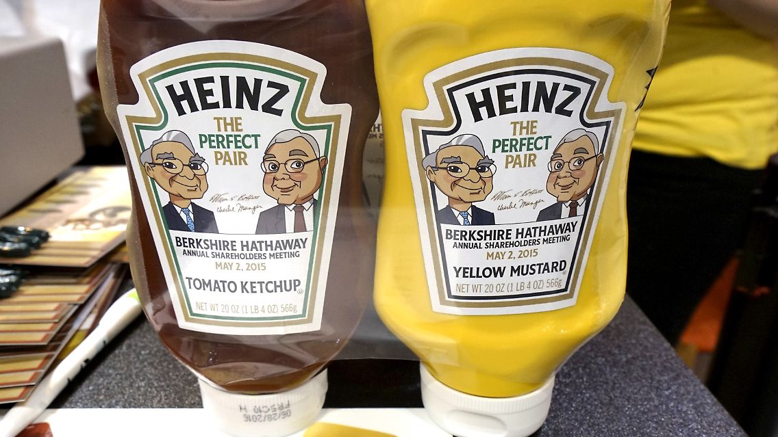 Einmal jährlich versteigert Warren Buffett ein Mittagessen mit sich selbst. Der "Power Lunch" brachte im Juni 2,3 Millionen Dollar ein - natürlich für den guten Zweck.