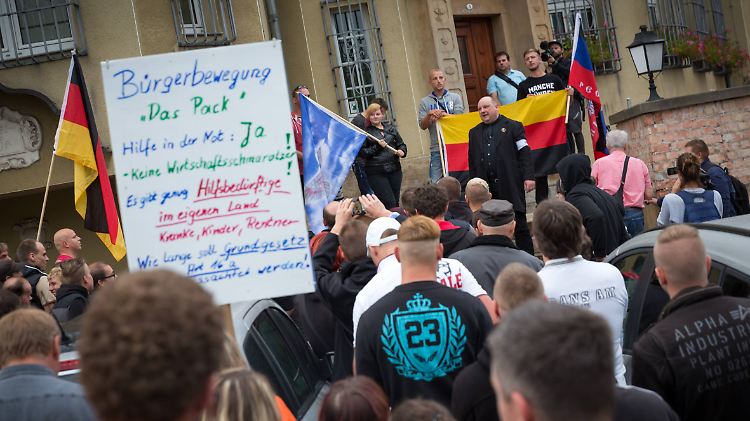 Protest in Heidenau. Unter den Teilnehmern sind "besorgte Bürger", Hooligans und waschechte Neonazis. Letztere werden nun genauer beobachtet.