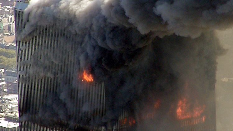 Einer der beiden brennenden Türme des New Yorker World Trade Centers.