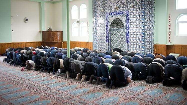 Gebetsraum einer Moschee. Der Täter kam am frühen Morgen. 