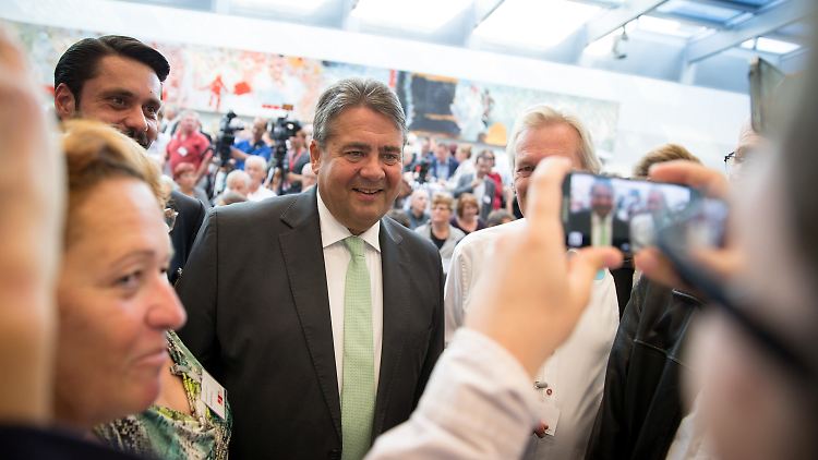 Sigmar Gabriel mit ehrenamtlichen Flüchtlingshelfern im Bundestag.