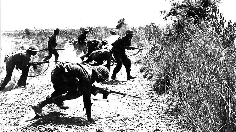 Indische Truppen greifen 1965 einen Stützpunkt der pakistanischen Armee bei Lahore an.
