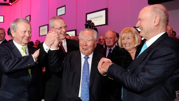 Im März 2010 war die Welt noch in Ordnung: VW-Chef Winterkorn (2.v.l), Ex-Aufsichtsratschef Piech (r) und Aufsichtsratschef Porsche (l) mit dem Aufsichtsratschef von Porsche, Suzuki-Chef Osamu Suzuki.