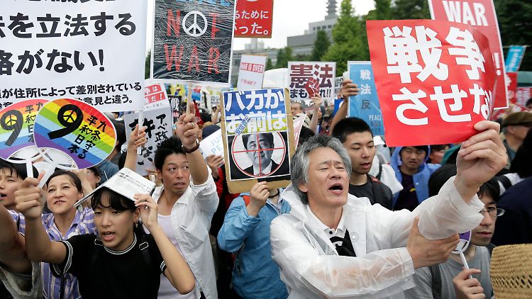 Viele Japaner fürchten eine Abkehr Japans vom Pazifismus.