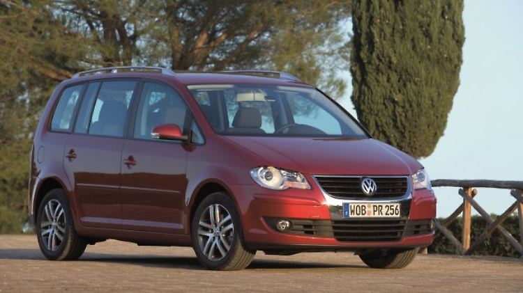 VW hat den Touran zweimal überarbeitet. Geändert wurden 2006 unter anderem Frontpartie, Heckleuchten, die hinteren Stoßfängerleiste sowie die Farbe der Armaturenkonsole.