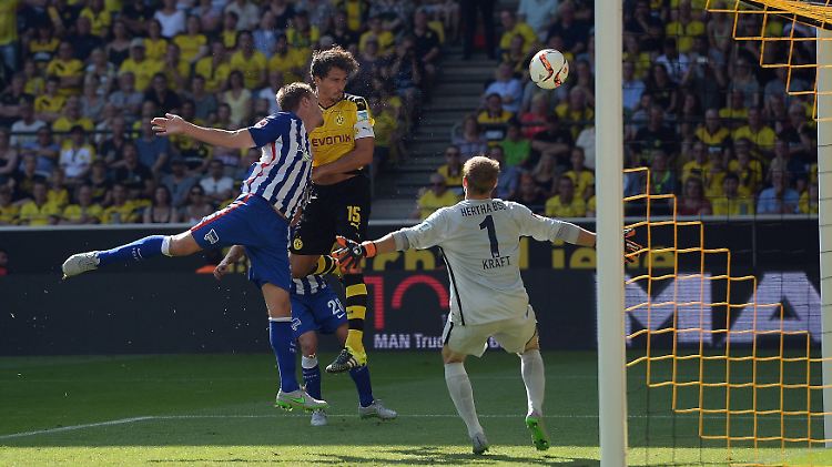 BVB-Kapitän Mats Hummels traf nach einem Freistoß zum Dortmunder 1:0. Aus dem Spiel heraus hatte die Borussia gegen kompakte Berliner zuvor wenig Zwingendes zustande gebracht.