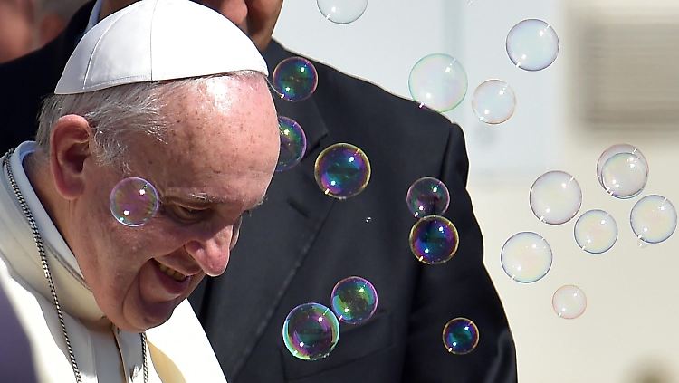 Seifenblasen umschwirren den Papst auf dem Petersplatz in Rom.