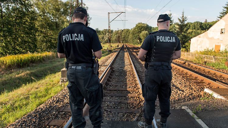 Verdächtige Stelle bei Kilometer 65: Polizeibeamte halten Schatzjäger und unvorsichtige Schaulustige von der Bahnstrecke zwischen Wroclaw und Walbrzych fern.