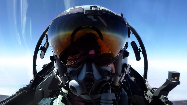 Luftangriffe gegen IS-Stellungen im Irak: Ein Kampfpilot der Royal Australian Air Force (RAAF) an Bord seiner F/A-18F "Super Hornet".