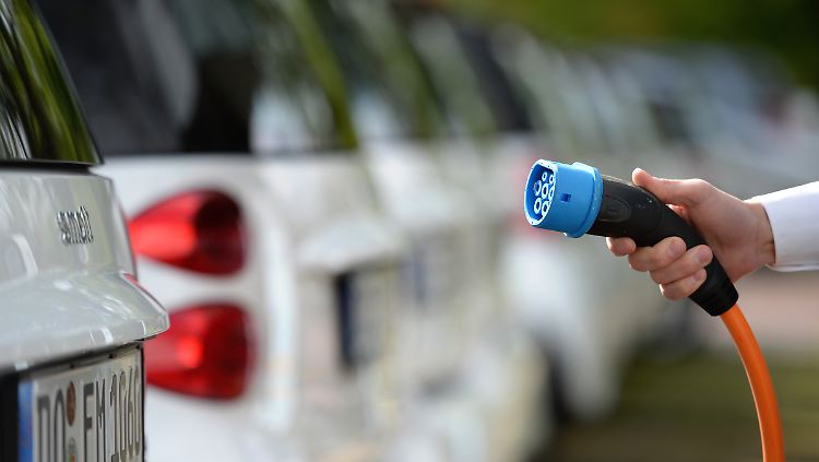 Die wichtigste Entwicklung bei Akkus für Elektroautos sei nicht die Verbesserung der Leistung, sagt der Batterie-Experte.