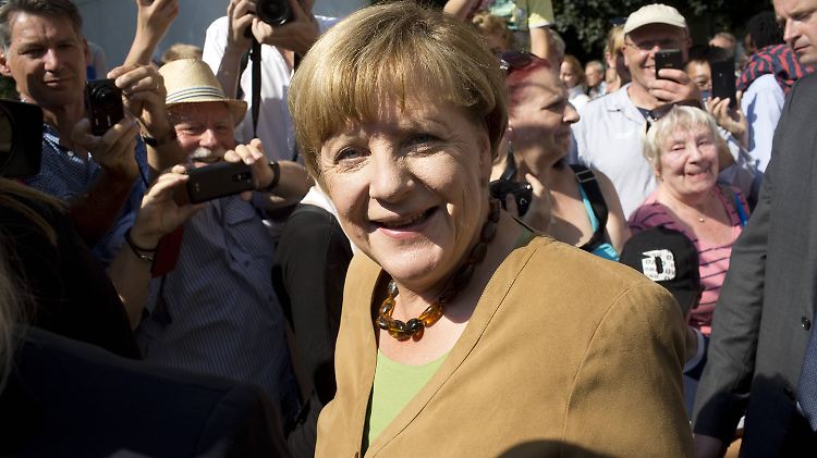 Beim Tag der offenen Tür im Bundeskanzleramt trifft Merkel auf ihre Wähler.