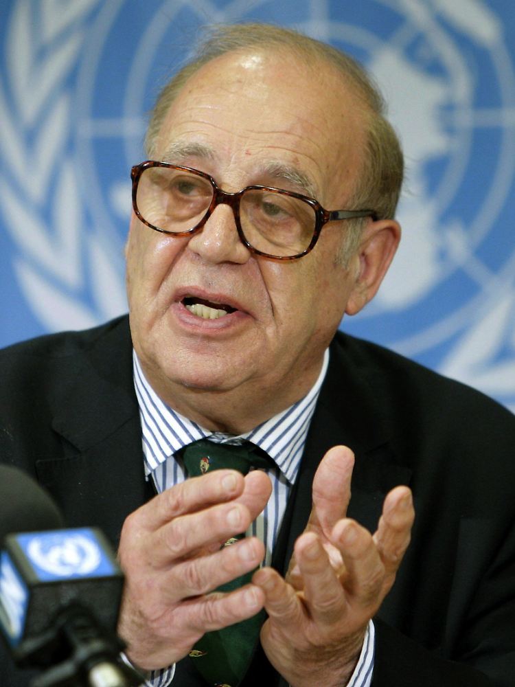 Jean Ziegler ist emeritierter Professor der Universität Genf. Bis 1999 war er Abgeordneter im Eidgenössischen Parlament, danach arbeitete er für die UN. Er ist Träger verschiedener Ehrendoktorate und internationaler Preise. Seine Bücher ("Wie kommt der Hunger in die Welt", "Das Imperium der Schande", "Der Hass auf den Westen") verkauften sich millionenfach und erregten international Aufmerksamkeit.