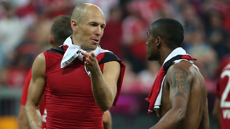 Nicht übertreiben, mein Freund: Arjen Robben spricht mit Douglas Costa.