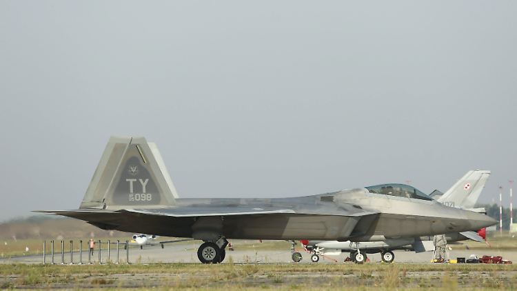 Ankunft der US-Vorhut in Lask südwestlich von Lodz: Von Zentralpolen aus können die Tarnkappenjets den europäischen Luftraum kontrollieren.