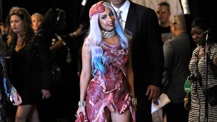Erinnern Sie sich an Lady Gagas Outfit von 2010? Genau, damals trug sie frisches Fleisch um den Körper.