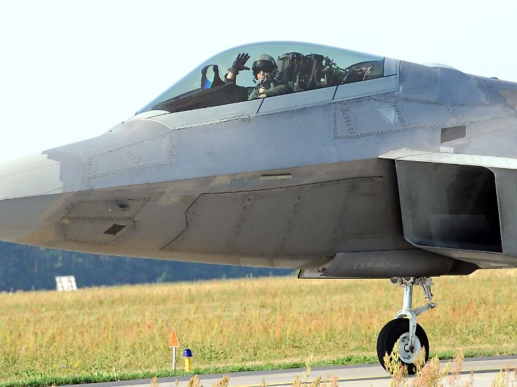 Ankunft der US-Vorhut in Lask südwestlich von Lodz: Von Zentralpolen aus können die Tarnkappenjets den europäischen Luftraum kontrollieren.