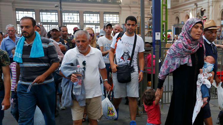 Viele Flüchtlinge saßen in Bahnhöfen in Budapest fest - jetzt hoffen Sie auf eine Weiterreise nach Österreich und Deutschland.