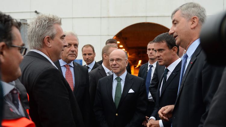 Frankreichs Premierminister Manuel Valls (2.v.r.) und Innenminister Bernard Cazeneuve (M.) besuchen Calais.