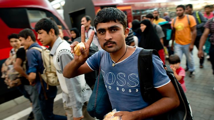 Flüchtlinge aus Afghanistan, Syrien und Pakistan kommen in München mit einem Zug aus der ungarischen Hauptstadt an.