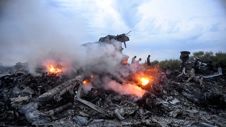 Nach dem Absturz von Malaysia-Airlines-Flug MH17 rangen der Westen und Russland um die Deutungshoheit - mit immer neuen Informationen und Behauptungen.
