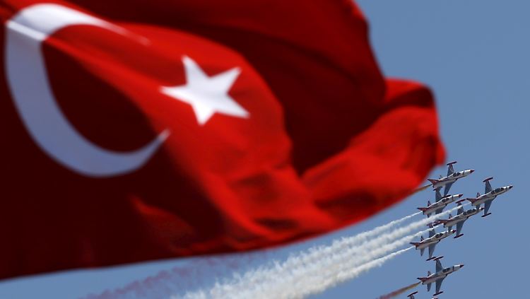 Die Luftwaffe demonstriert zum türkischen Tag des Sieges, der am Wochenende gefeiert wurde, ihre Künste.