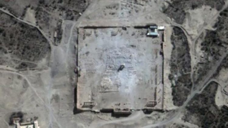 Das Satellitenbild zeigt das Gelände des Baaltempels vor (oben) und nach dem Angriff des IS.  