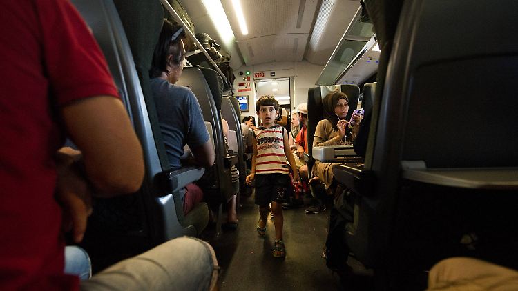 Auf dem Weg in eine ungewisse Zukunft: Seit Wochenbeginn erreichen tausende Flüchtlinge aus Ungarn den Wiener Hauptbahnhof.