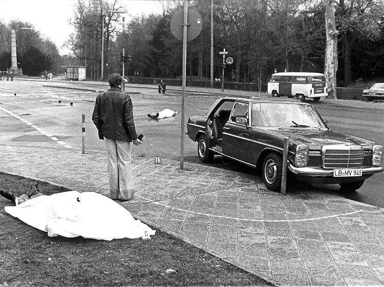 Der Tatort mit den zugedeckten Leichen von Siegfried Buback und seines Fahrers sowie der Dienstwagen des Generalbundesanwaltes in Karlsruhe.
