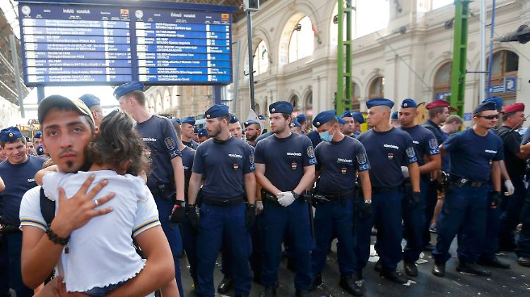 Massive Polizeipräsenz am Budapester Bahnhof.