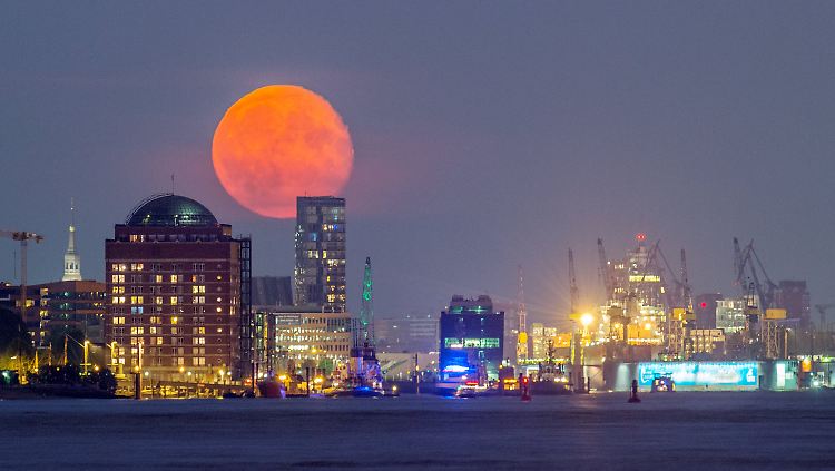 Die Tage werden wieder kürzer, dafür kann man den Mond besser bestaunen wie im Hamburger Hafen.