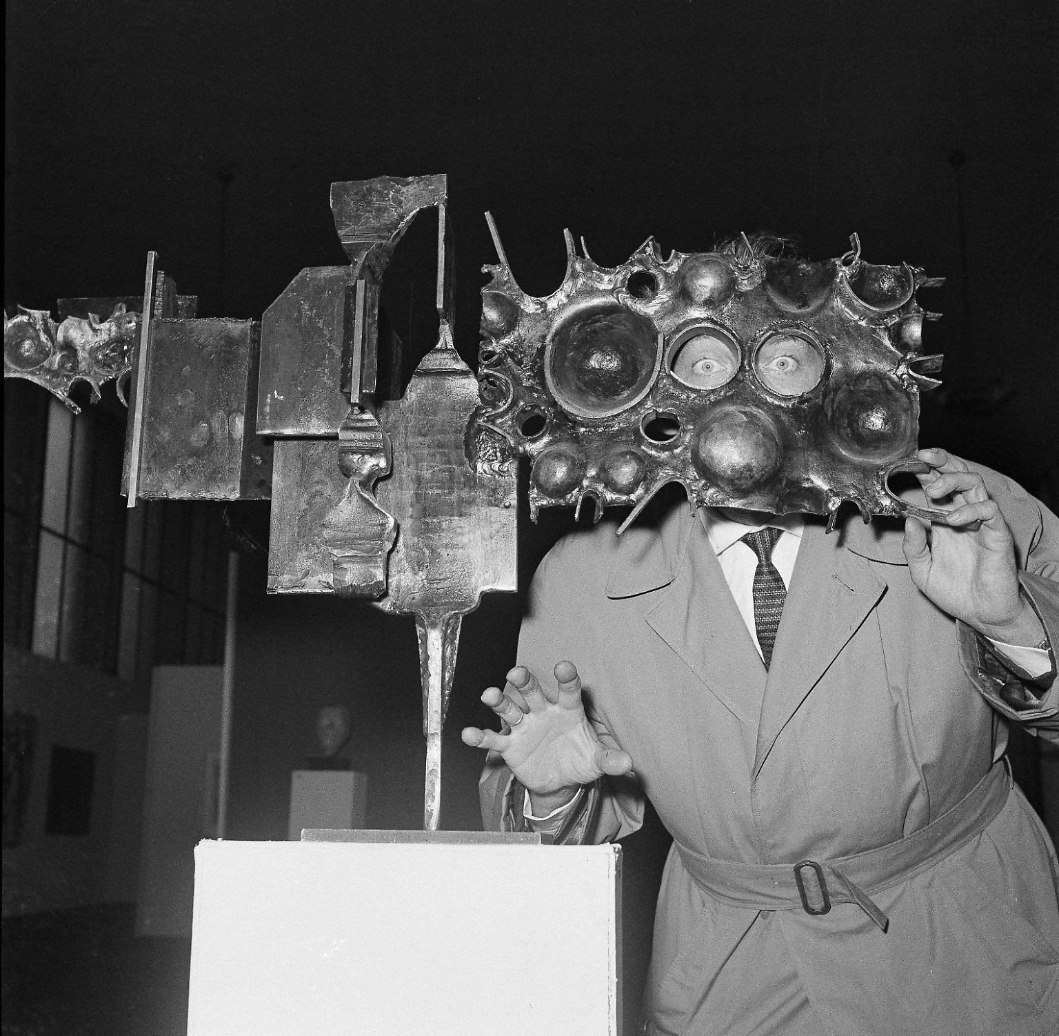 Mit der Modernisierung des Alltags in den 1950er-Jahren begann auch eine Blütezeit der Erfindungen. Welche sich nicht durchsetzen konnten und an welchen man sich heute noch erfreut, zeigen wir hier mit außergewöhnlichen Bildern. Gucken und staunen Sie, so wie der deutsche Künstler Volkmar Haase, der 1958 hinter seinem Entwurf von Kratern auf einer Stahlplatte steht und durch seine Maske zum "Space-Man" wird.
