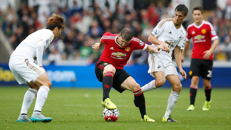 Bastian Schweinsteiger tritt für Manchester United auf den Ball. Für manche Medien war diese Szene symptomatisch für seine Leistung beim 1:2 gegen Swansea City.