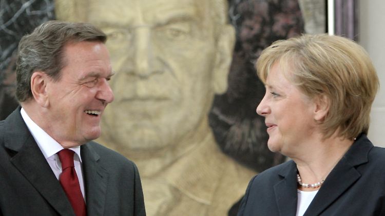 Angela Merkel und Gerhard Schröder treffen 2007 bei der Präsentation seines Porträts im Bundeskanzleramt zusammen.