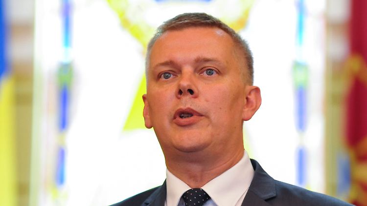 Der polnische Verteidigungsminister Tomasz Siemoniak möchte die beiden Hobbyforscher bei der Suche nach dem angeblichen Nazi-Zug unterstützen.