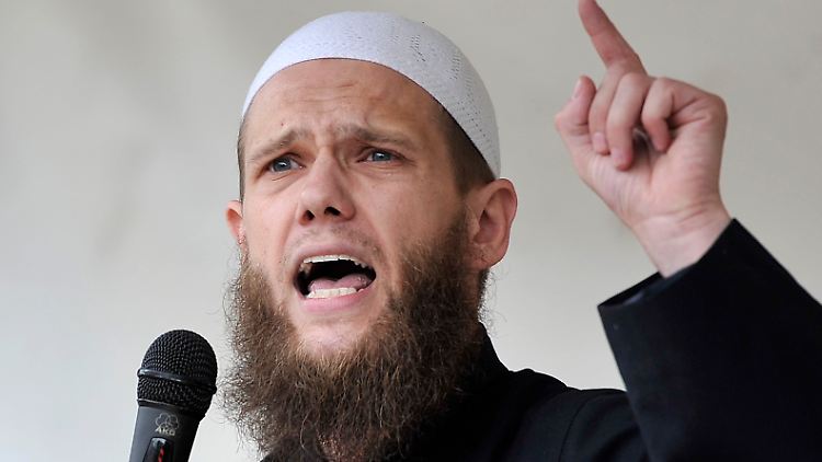 Der Verfassungsschutz sieht im Islamistenprediger Sven Lau das ideologische Bindeglied salafistischer Netzwerke.